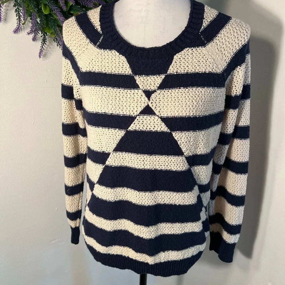 Wallace,‎ M , Long sleeve crewneck navy blue & cream crochet knit sweater. L=24”